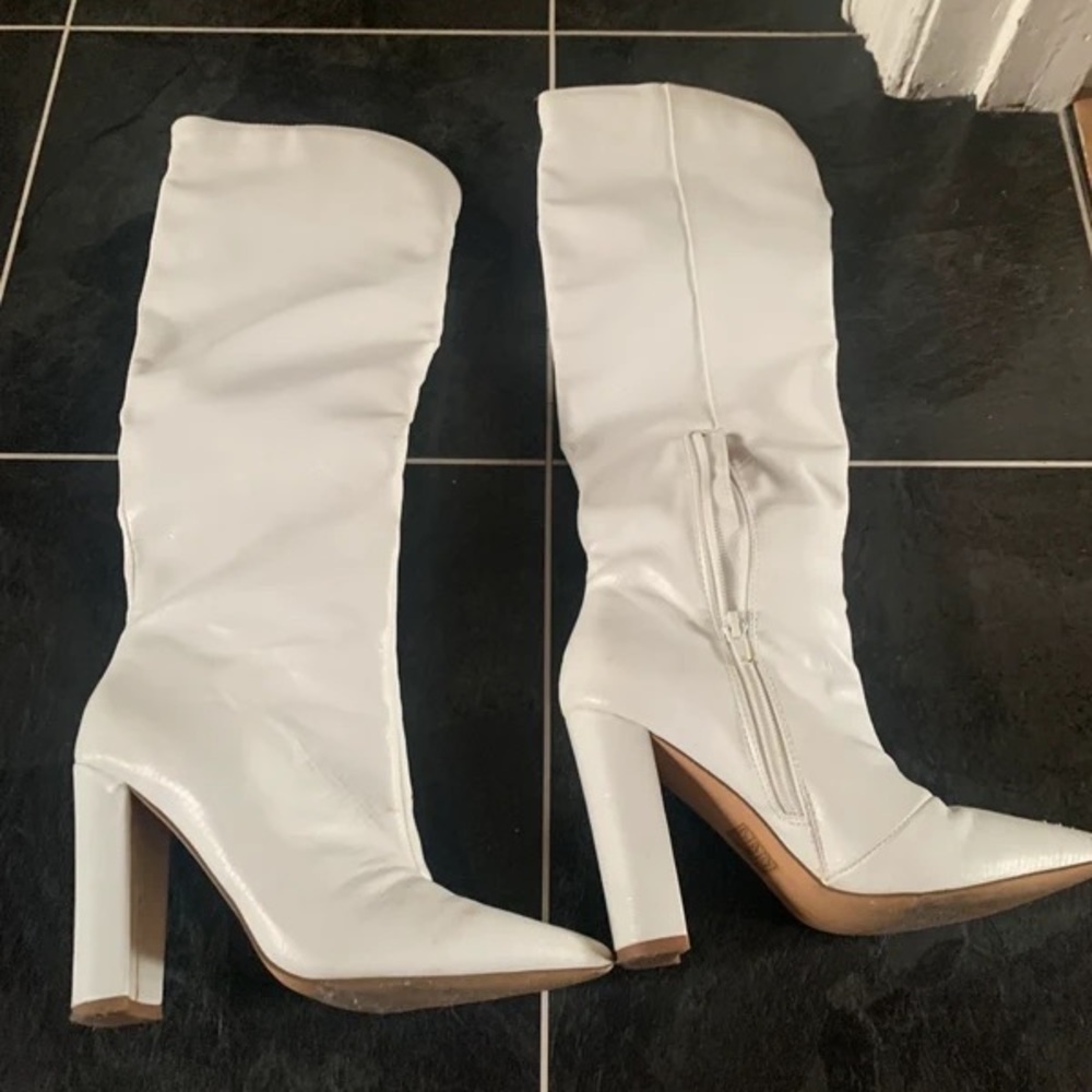 Chic White Heeled Boots